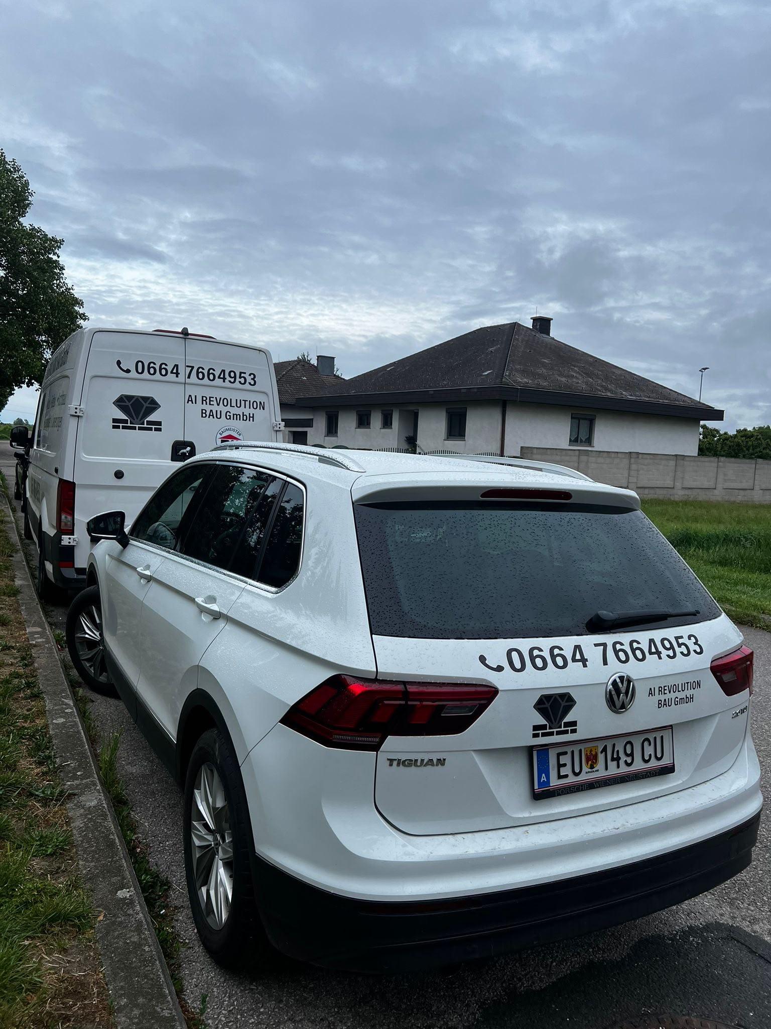 Firmenfahrzeuge von AI Revolution Bau GmbH vor einem Wohnhaus
